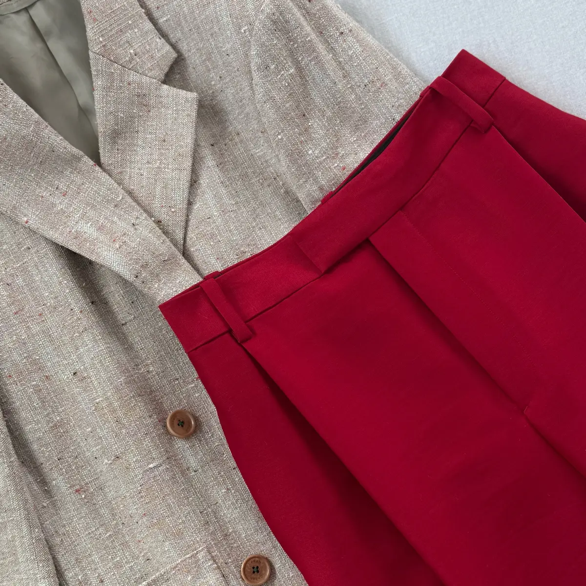 和モダンな空間に合わせた春のお出かけ「赤の画像_2