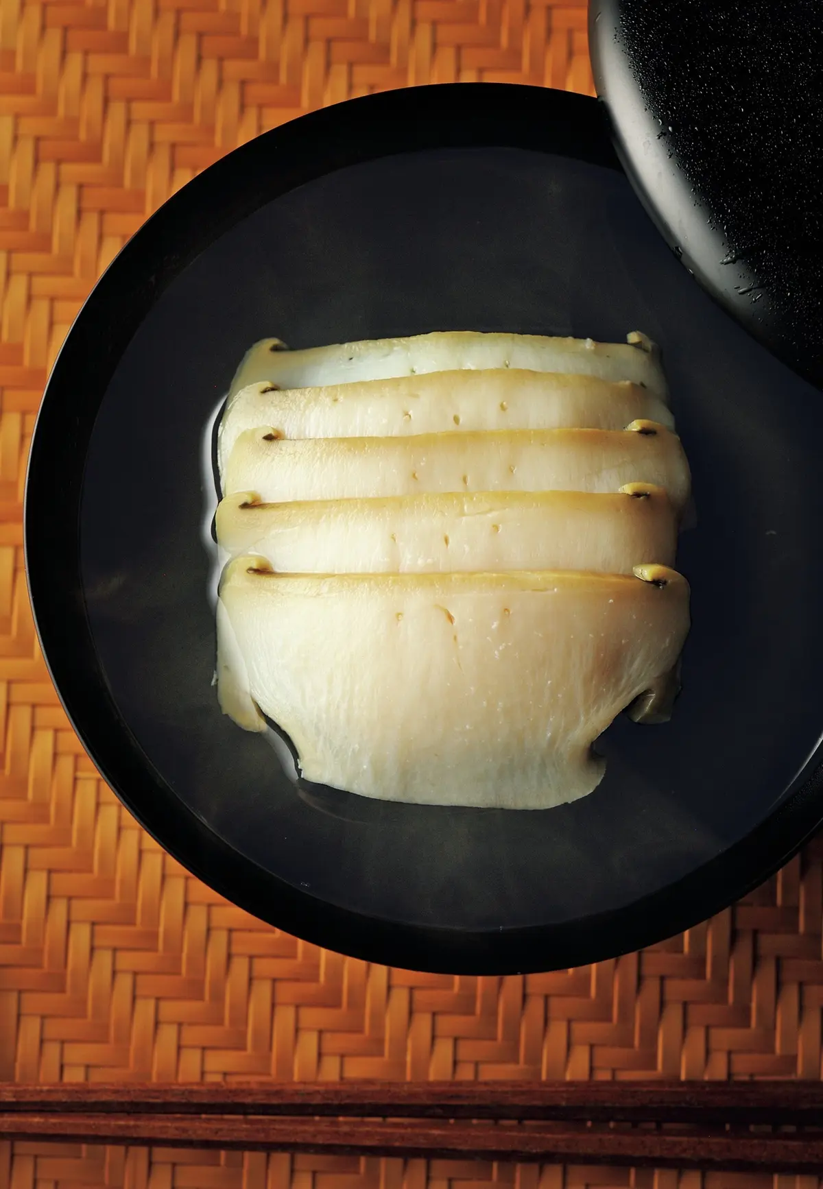 一番だしを味わうお椀。蒸し鮑とともに。