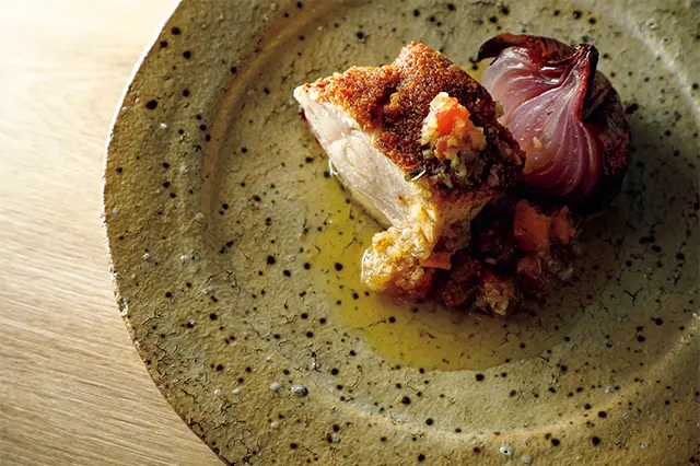 夕食のメインは「京赤地鶏・赤玉ねぎ・トマ ト」のほか、近江牛フィレ肉を選ぶことも（+￥12, 000）。