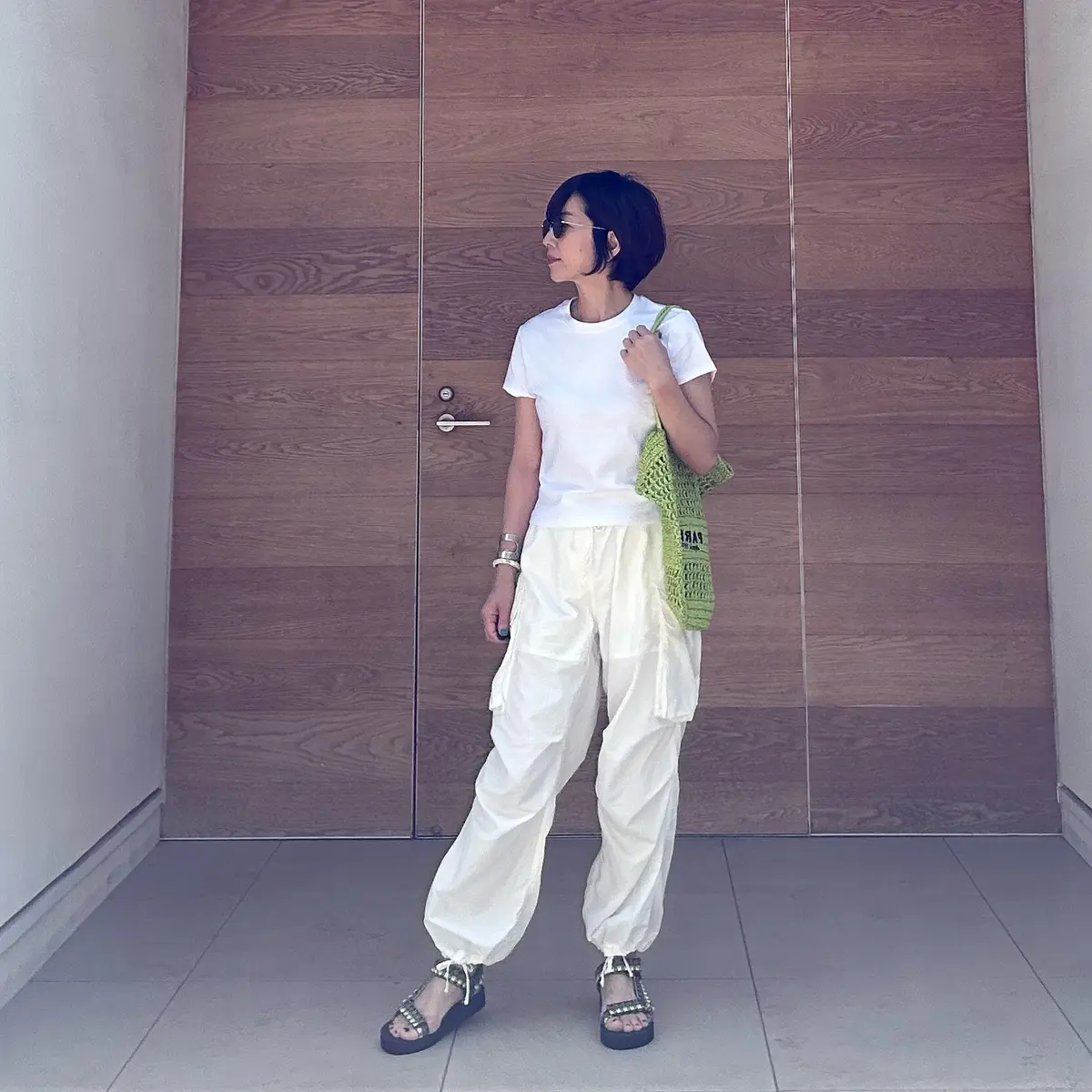 パラシュートパンツ＆ホワイトトップスにネオンカラーの小物を合わせて。