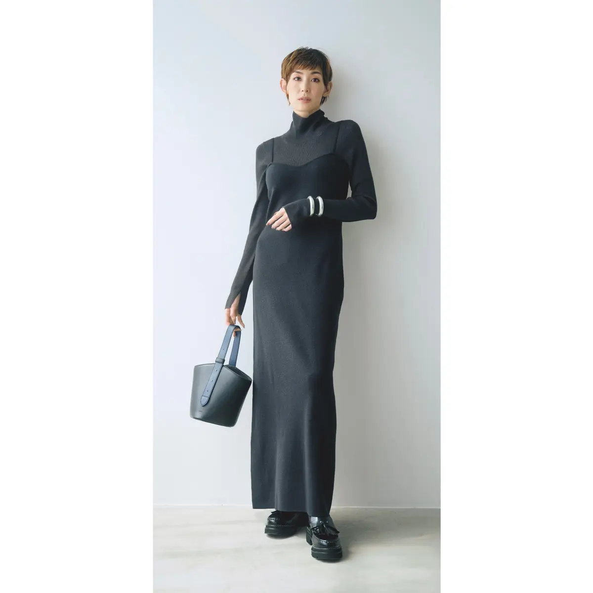 黒のキャミドレスと黒タートルトップスのレイヤードコーデ　モデル・LIZA