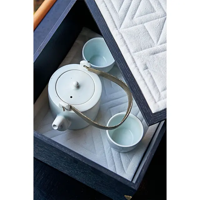 ヘイン窯、キム・サンインの茶器。急須W495,000、湯飲み 各W33,000。木箱はチョン・ソイ作W760,000　