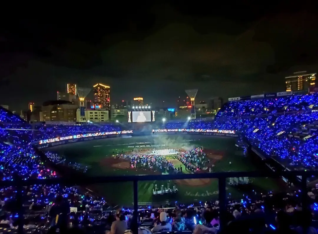 プルーライトに埋め尽くされたスタジアムにうっとり。