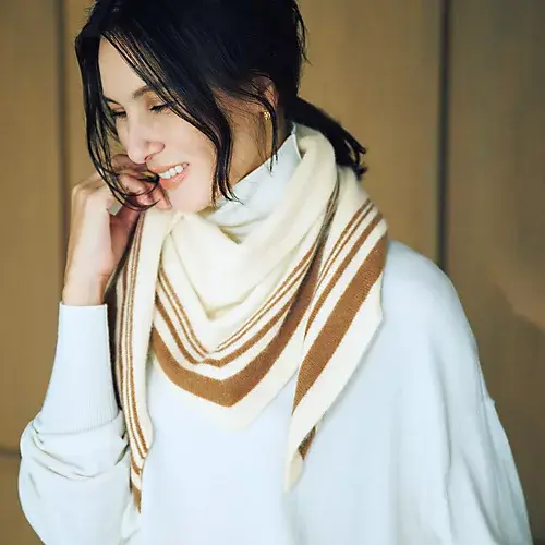  E by éclat カシミヤ三角ストール ￥18,700