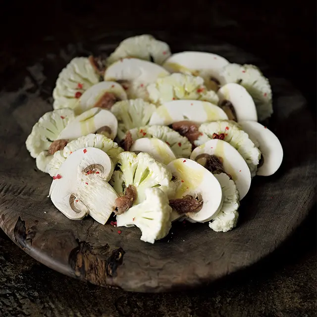 生のカリフラワーとマッシュルーム