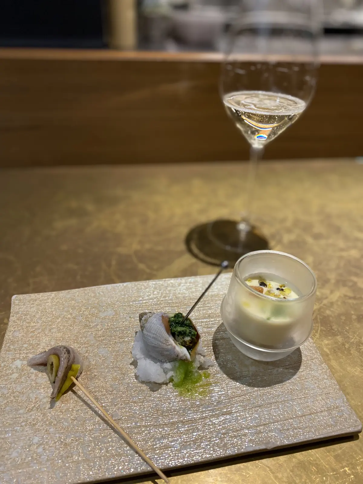 シャンパンとともにいただく夏らしいピンチョス3種の盛り合わせ