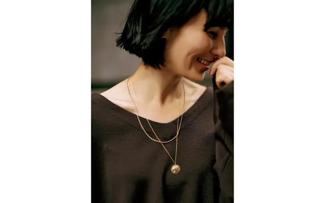 誰もが華奢見えする、鎖骨見せVネック＋体が泳ぐシルエット