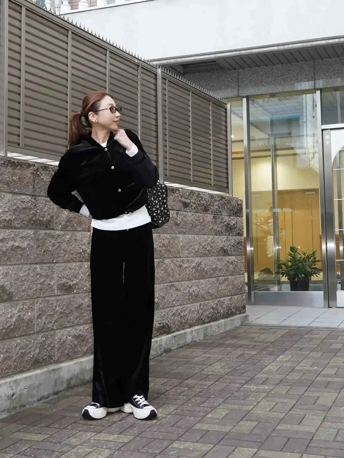 【50代 3月におすすめスニーカーコーデ15選】歩きやすく快適なスニーカーで新しい季節の足もとをおしゃれに！