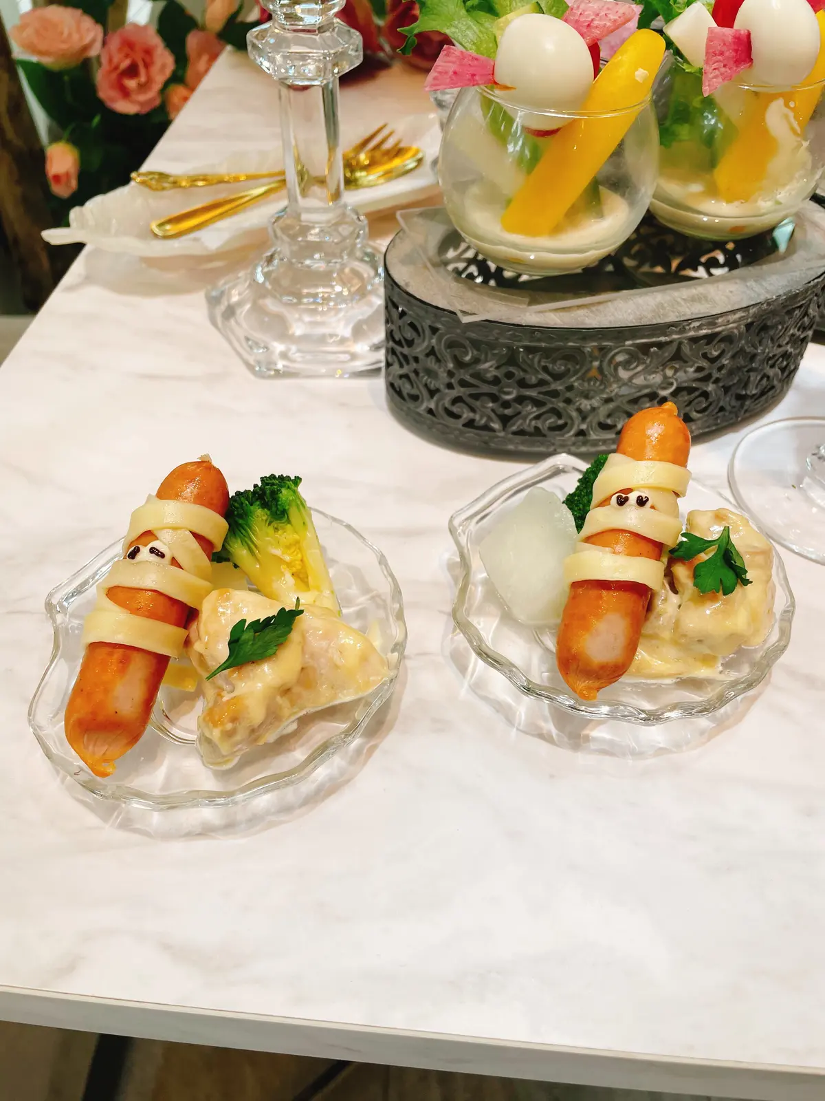 店内、薔薇の世界、ソファ、ソファー、テラスソファー、黒ヒール、フラットシューズ、ローヒール、黒ローヒール、パンプス、黒パンプス、ビジュー付きパンプス、キラキラ、ビジュー付きシューズ、ビジュー付きヒール、ビジュー付きローヒール、白、白ワンピース、ホワイト、ホワイトワンピース、ノースリーブ、ワンピ、白ワンピ、ノースリーブワンピース、ノースリーブワンピ、秋、秋服コーデ、秋コーデ、残暑コーデ、着回し、夏コーデ、夏ワンピース、夏ワンピ、秋ワンピース、秋ワンピ、夏服コーデ、リボン、黒リボン、ビジュー付きリボン、ブローチ、バレッタ、2way、2Way、Ribbon accessories、Bijou Irise 、shoes、ワンピース、SHEIN、Rose Halloween Afternoon Tea、表参道、オートクチュールカフェ、HAUTE COUTURE CAFE、 Haute Couture Cafe、 期間限定、ローズハロウィンアフタヌーンティー、ピンクハロウィン、ピンクハロウィンの世界、ハロウィン、ハロウィンアフタヌーンティー、アフタヌーンティー、薔薇、薔薇のカップ、パフェ、スイーツ、ケーキ、ジュレ、白ワインゼリー、ムース、ブルケッタ、生ハムとイチヂクのブルケッタ、生ハム、イチヂク、和栗ティー、アイスティー、カシス、ベリーティー、オリジナルティー、アップルティー、フリーフロー、飲み放題、フレーバーティー、ハロウィンサラダ、サラダ、ミイラ、コウモリ、バーニャカウダ、ソーセージ、デコデリ、チーズソース、蕪、カブ、ミイラソーセージ、ハロウィンメニュー、ハロウィンデリ、ハロウィンお弁当、チキン、ブロッコリー、セイボリー、お料理、お食事、ランチ、食事、カフェ、