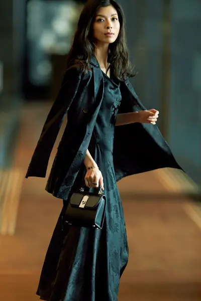 ジャカード織のワンピースとジャケットのセットアップコーデの生方ななえ