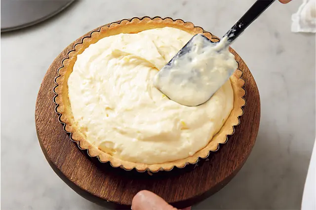 準備したタルトに流す。表面は 平らにする。