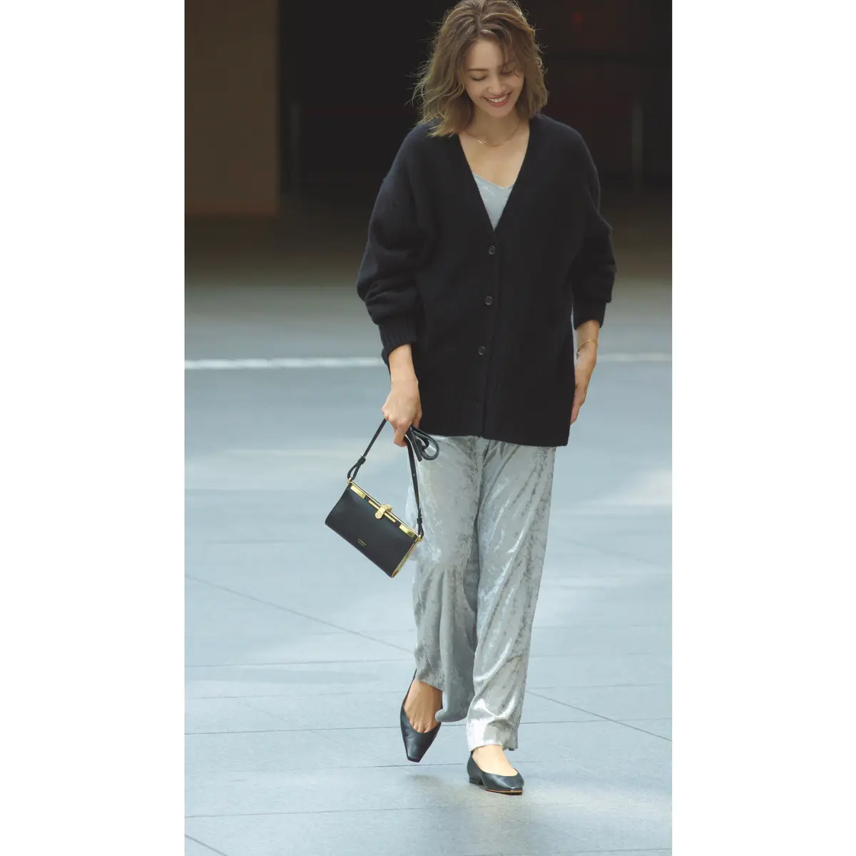 ブラックVネックカーディガンとグレーゆるパンツのコーデ　モデル・RINA