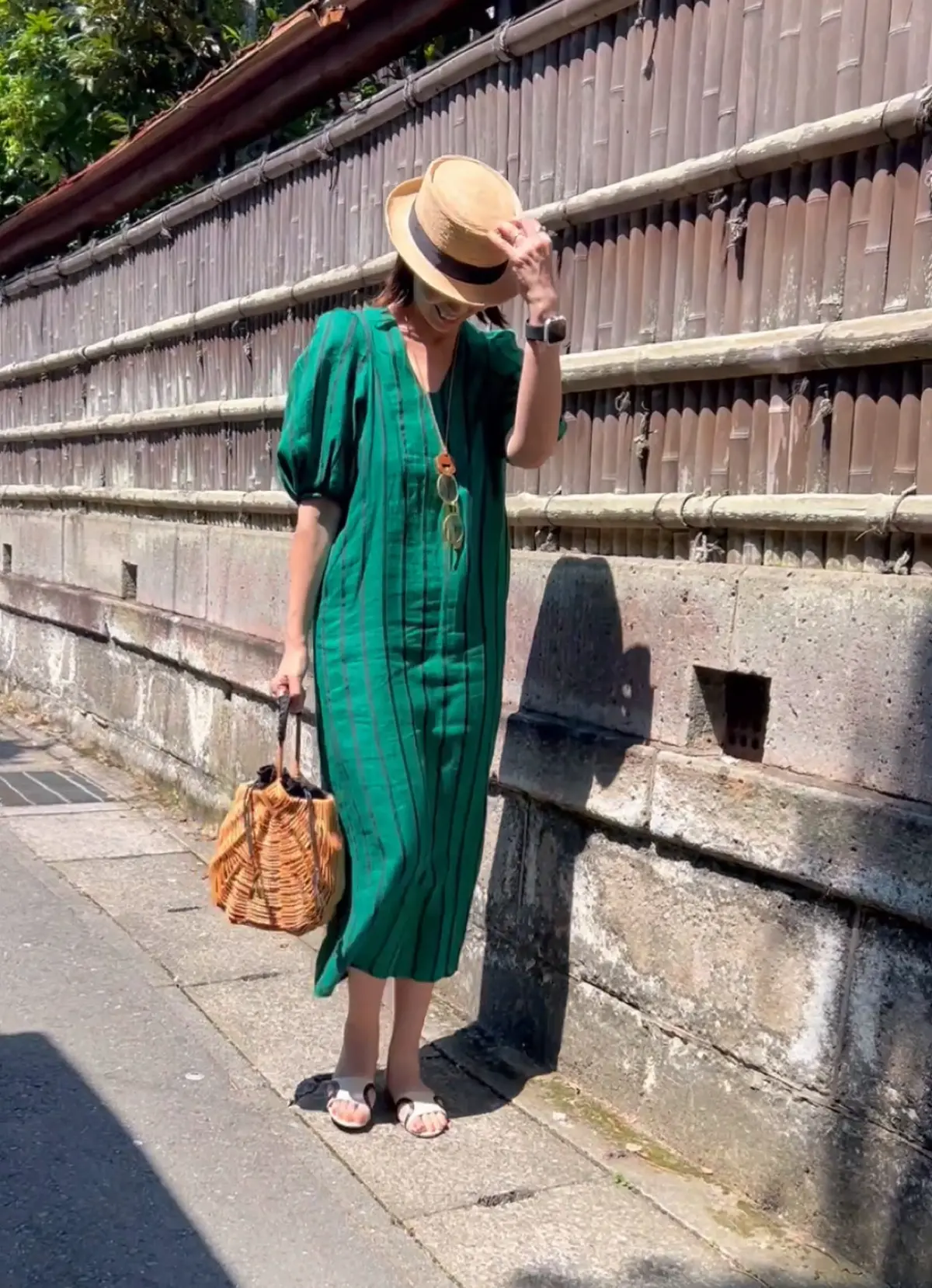 鎌倉散歩　グリーンワンピース　麦わら帽子　カゴバック