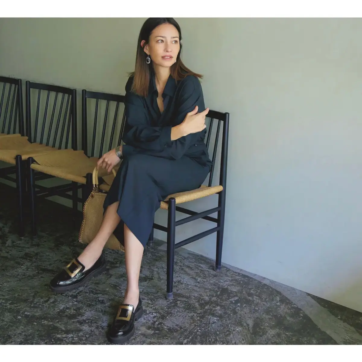 ボリューム感あるローファーが、トラッドの定番ネイビーコーデをブラッシュアップ！