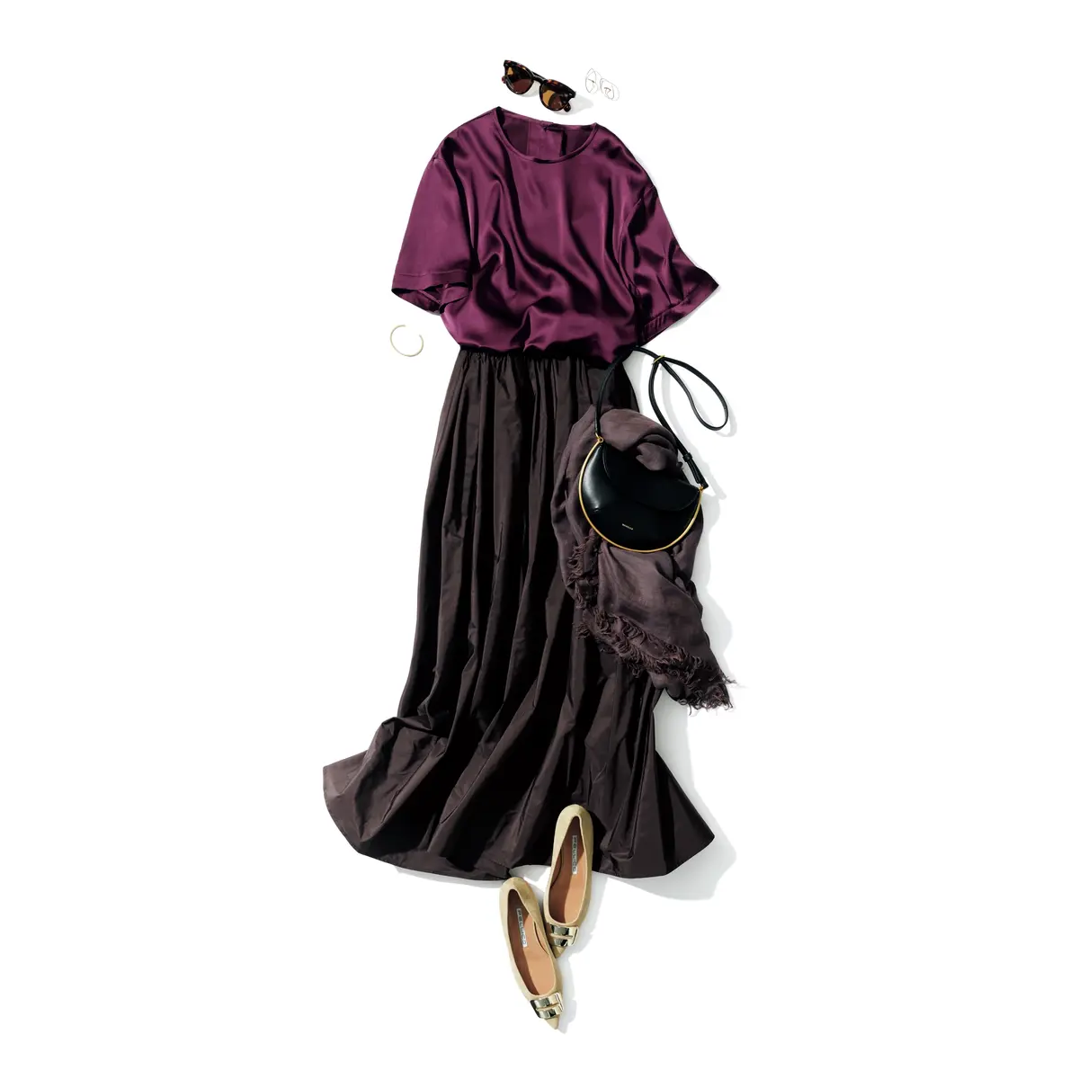 パープルの半袖トップスにブラウンフレアスカートを合わせたコーディネート