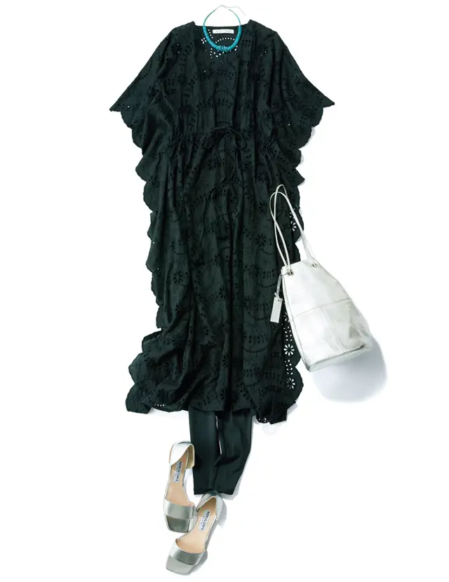 夏のレースはブラック一択。カジュアルなカフタンでこなれ感を