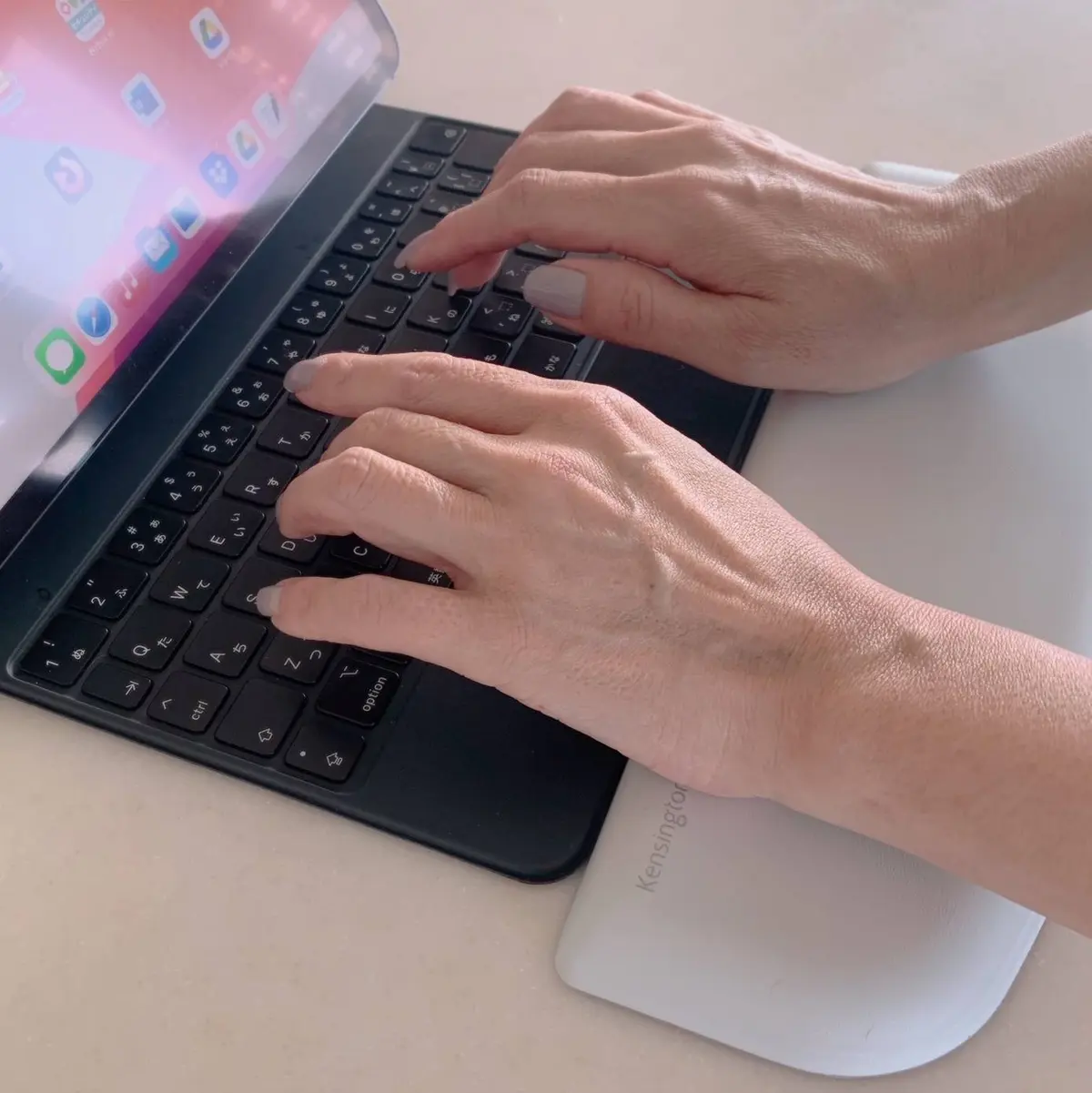 アームレストがあるだけで、手指から力が抜けて楽に。関節や腱鞘の炎症を予防できる。