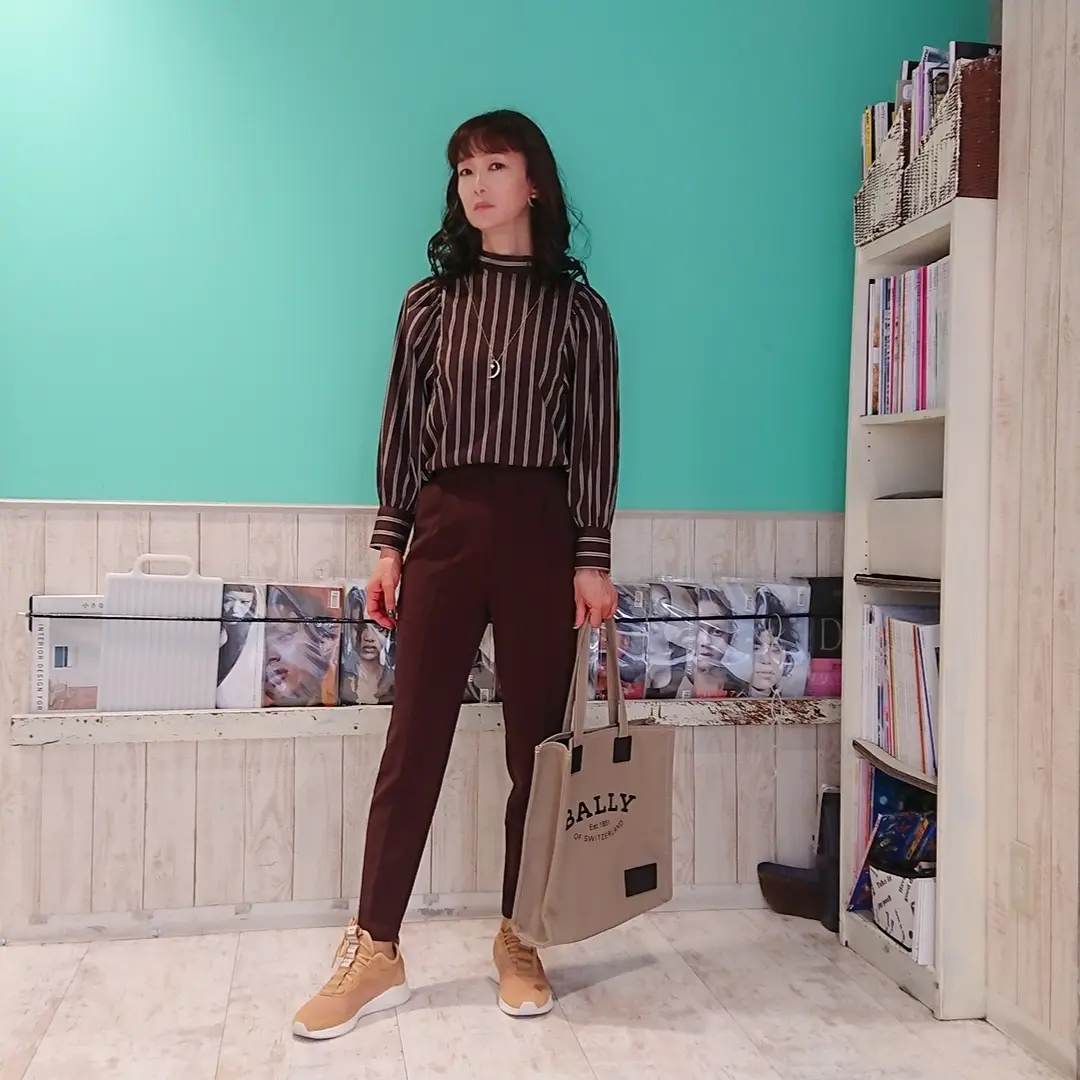 ブラウンブラウス  ブラウンパンツ  ベージュスニーカー