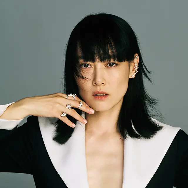 閃光を放つ彗星のように 大胆さと神秘性をもつ女性