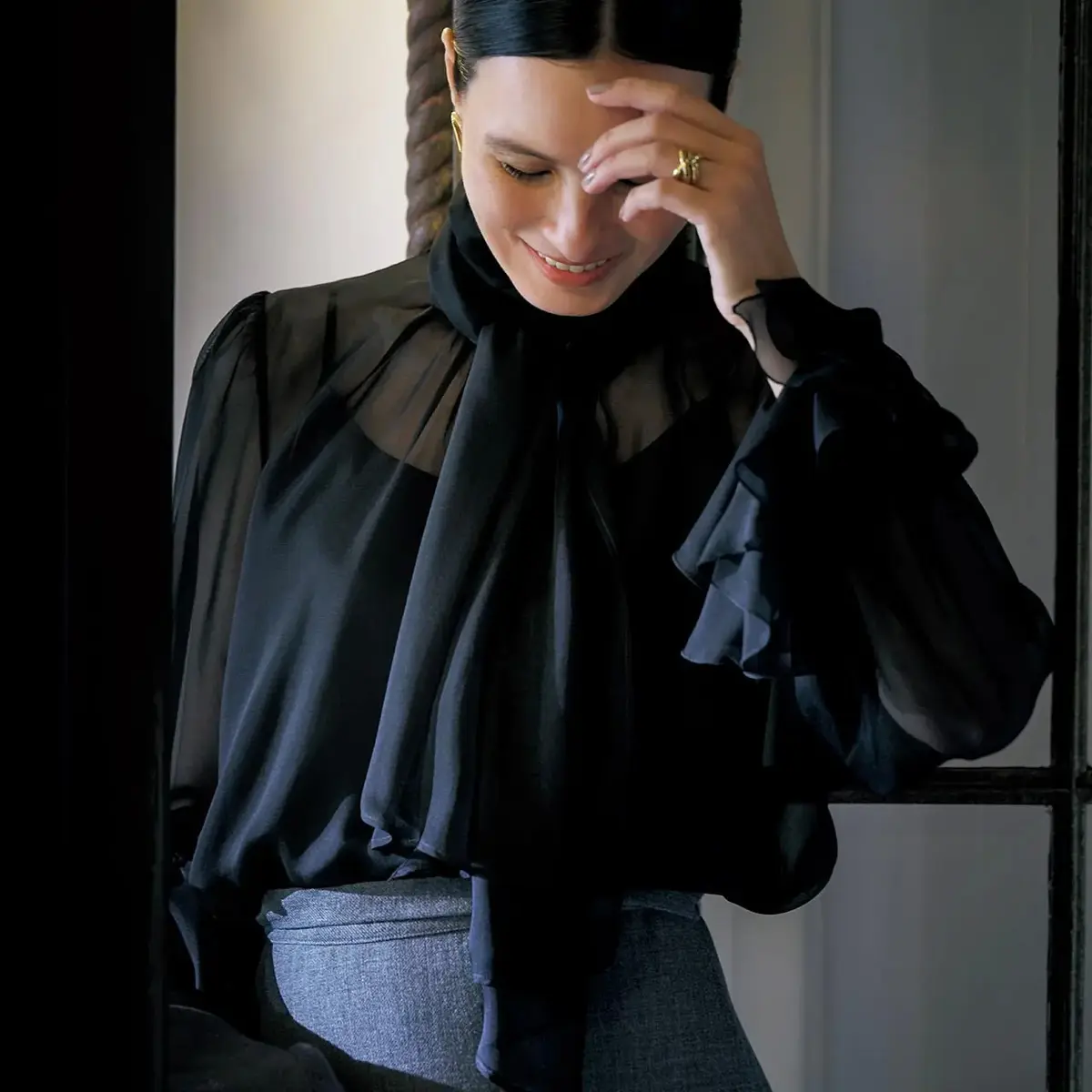 揺れるボウタイ、ラッフルの袖口……甘美なディテールを現代的に魅せる、「シアーな黒」の粋な駆け引き