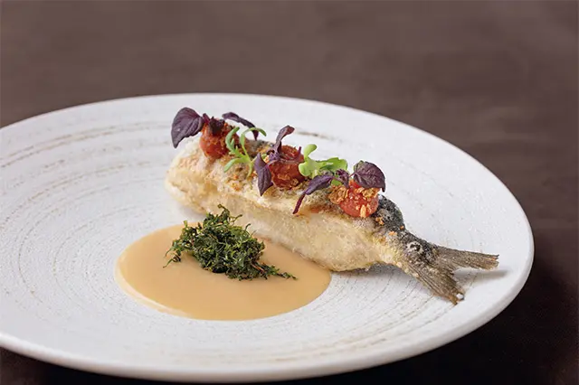 標高の高い川に育つ苦クー花ファ魚ユー のアントレは、野菜や果物ペース トと酒粕スープをかけた楽しい調 和