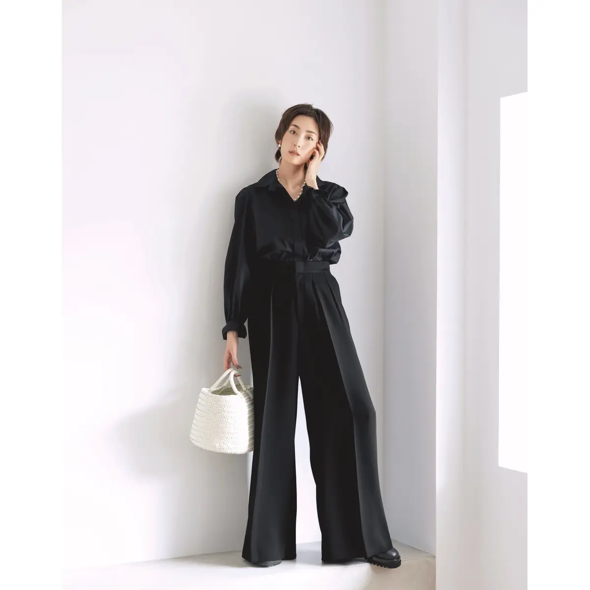 光沢素材のシャツとタック入りワイドパンツのオールブラックコーデ　モデル・LIZA