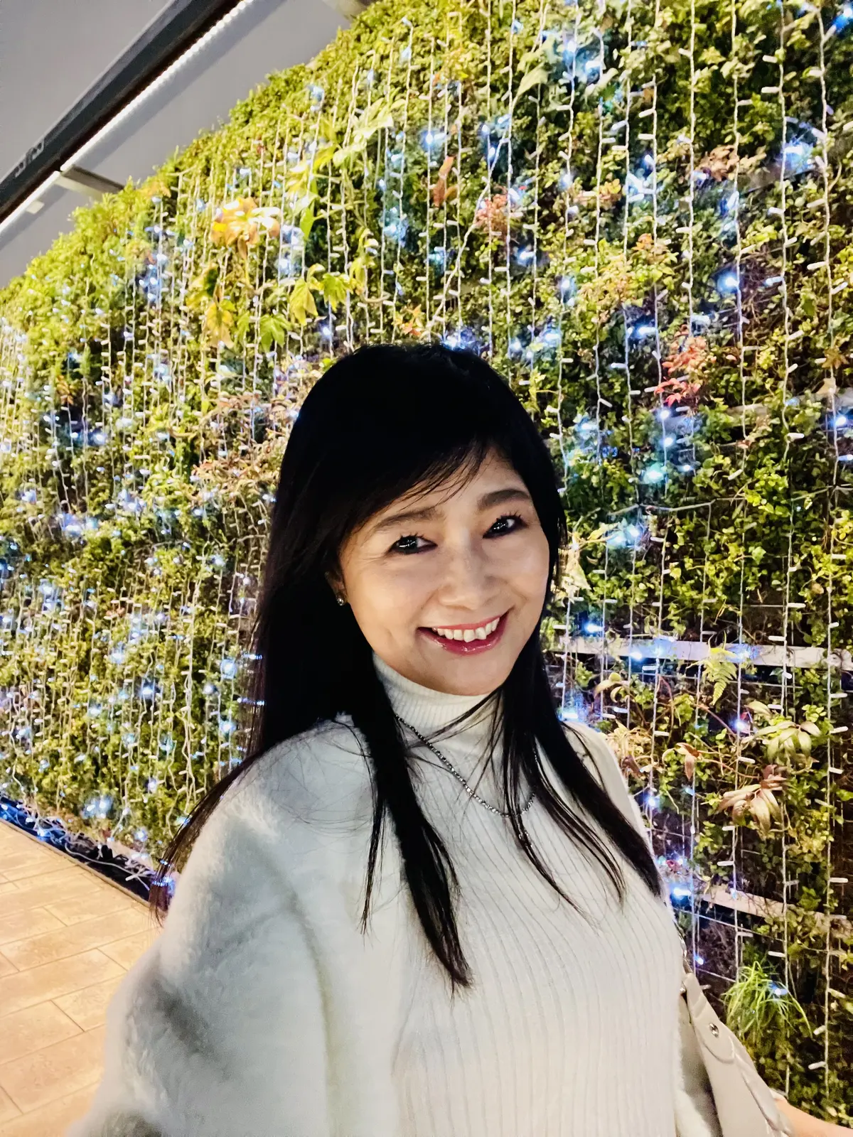 クリスマスイベント、イベント、イルミネーション、点灯式、Emi Terrace、エミテラス、Ground Emio、グランエミオ、ボレロ、ニットジャケット、ニットコート、knit coat、ATELIER N'S 、アトリエエヌズ、アトリエN's、knit、ニット、poolstudio alloter 、スカート、skirt、MICHEL KLEIN 、ブーツ、MIO NOTIN、シルバー、シルバースカート、シルバーロングスカート、白、白ブーツ、ブーツ、ショートブーツ、白ニット、白タートルネックニット、