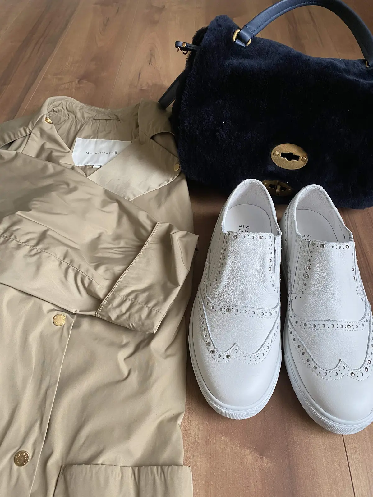 白スリッポン×トレンチコートの画像_1