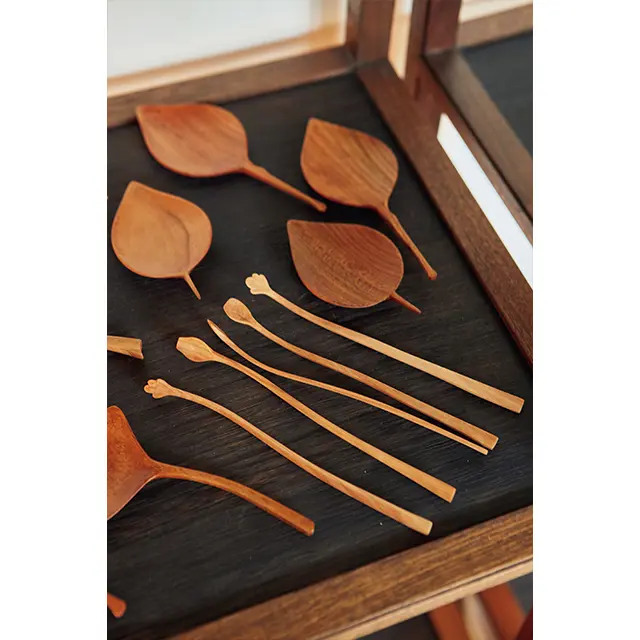 チェ・ソンウ作。葉っぱ形小皿 各W50,000、細長スプーン 各W40,000