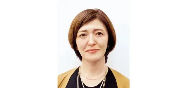 【50代髪型・ヘアスタイル】広がりやすいくせ毛に！ 重めの“こなれショート”