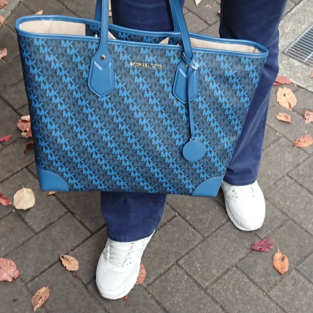 ブルートートバッグ   スニーカー   ブルーパンツ