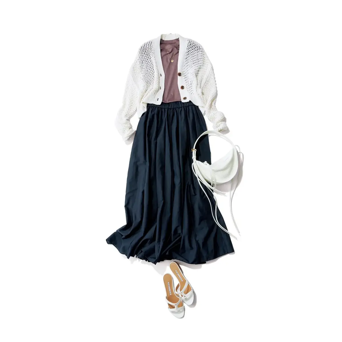 動くたびに揺れるスカートを主役に、カジュアルかつ華のあるお出かけコーデが完成。