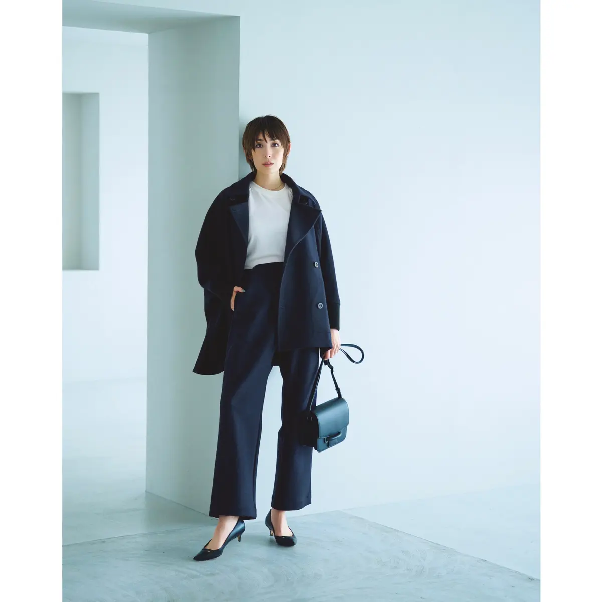 ネイビーピーコートに白カットソーとネイビーパンツのコーデ　モデル・LIZA