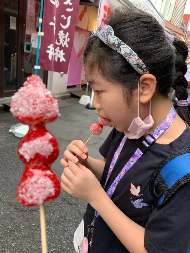 浅草でいちご飴は外せない娘