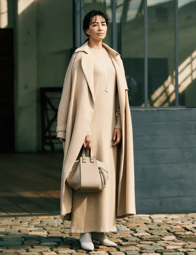 マキシ丈のIシルエットをワントーン配色でスマートに楽しむ