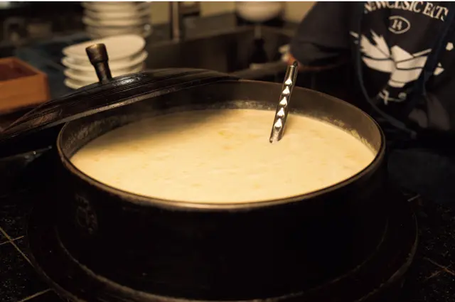 国産若鶏を一日150～200羽使用し長時間煮込んだスープは、ポタージュのよう。鶏だしの優しい風味があとをひく