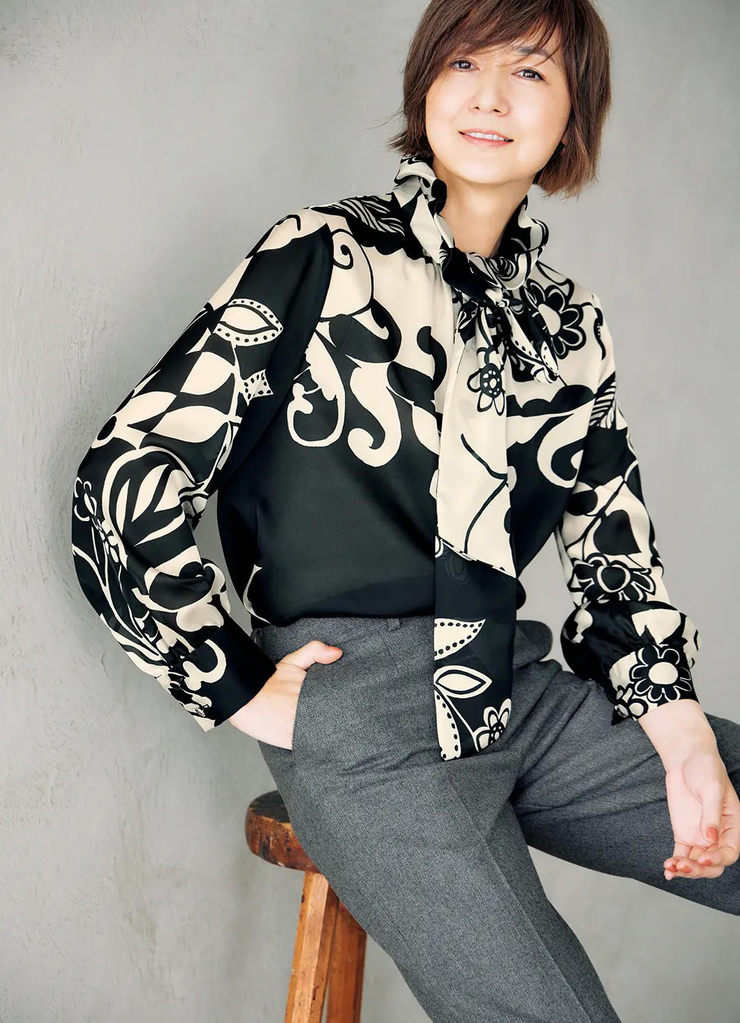 グレーのツイードパンツは華やぎブラウスの一点投入でクールに優雅に装って