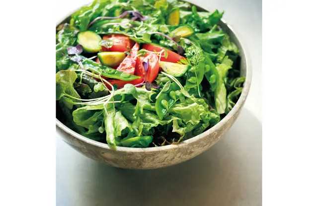 サラダは大きな器にたっぷりと盛っておき、各自が好きな量を取り分ける