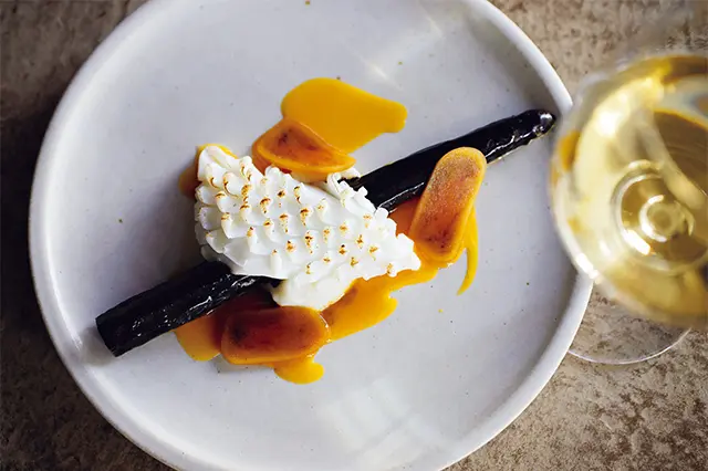 フランス 料理の伝統料理「ショーフロワ」の手法で白アスパラにイカスミをまとわせて