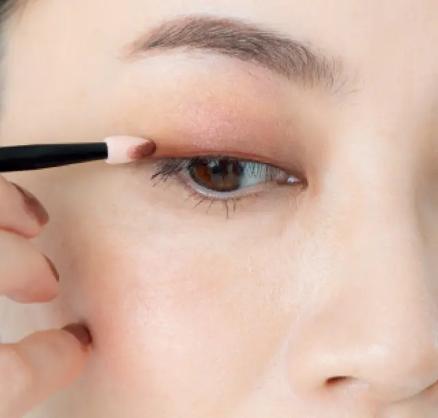 赤みブラウンシャドウを上まぶたのきわにライン風に重ねる