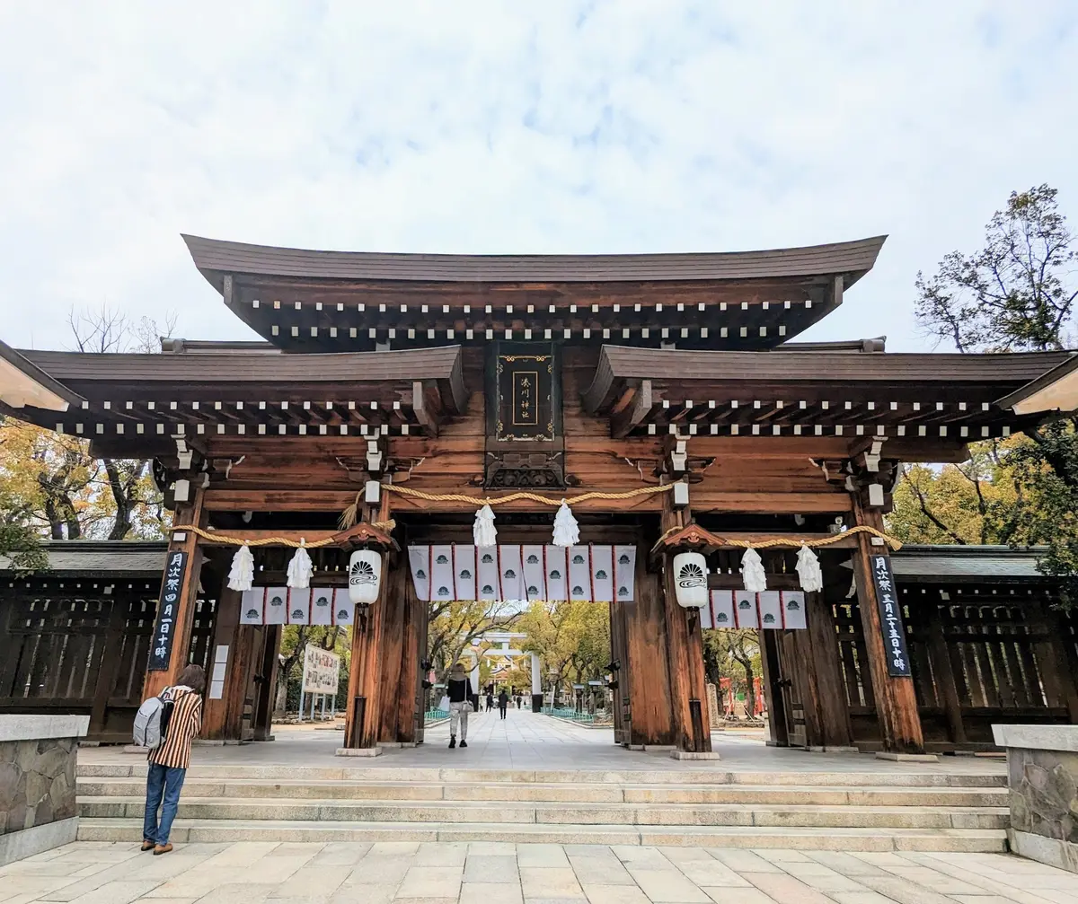 湊川神社正門