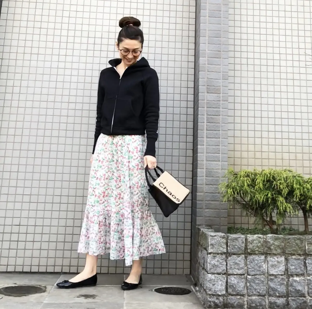 黒パーカ&小花柄で、カジュアル華やぎコーの画像_2