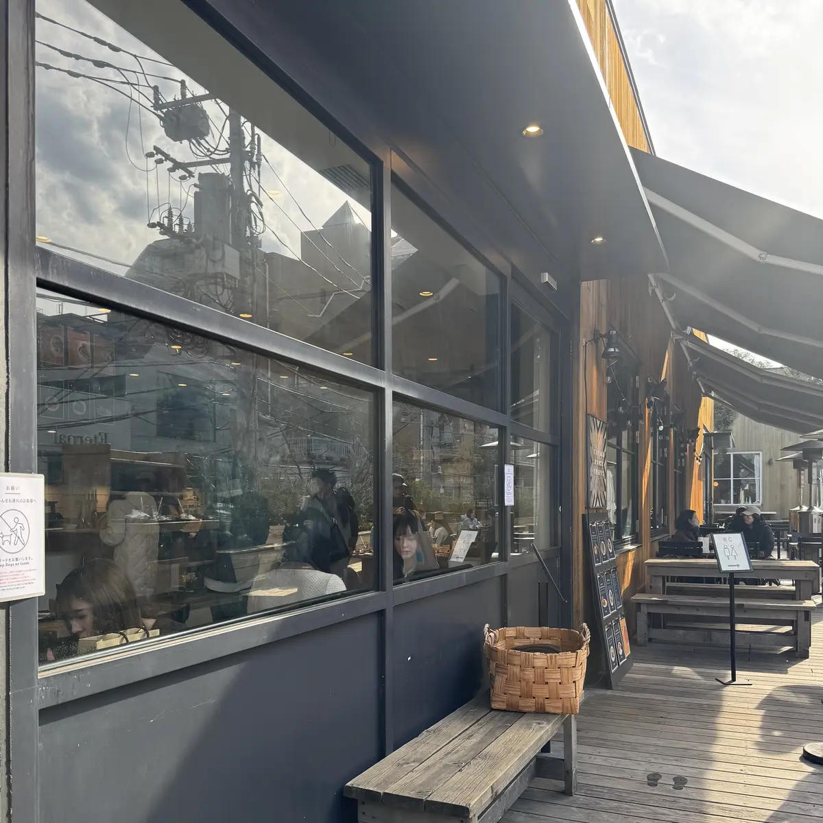 優秀！万能ユニクロデニムシャツでカフェラの画像_1