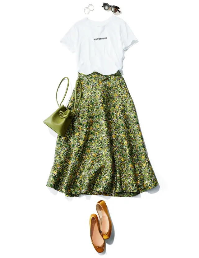 ロゴTシャツ×女神スカートコーデ