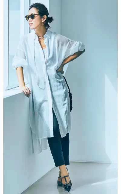 膝を隠すように装って