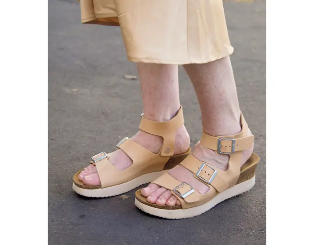 ヘザー（教師／俳優・パリ）ヌーディーカラーが肌になじみ、アンクルストラップでしっかりホールド