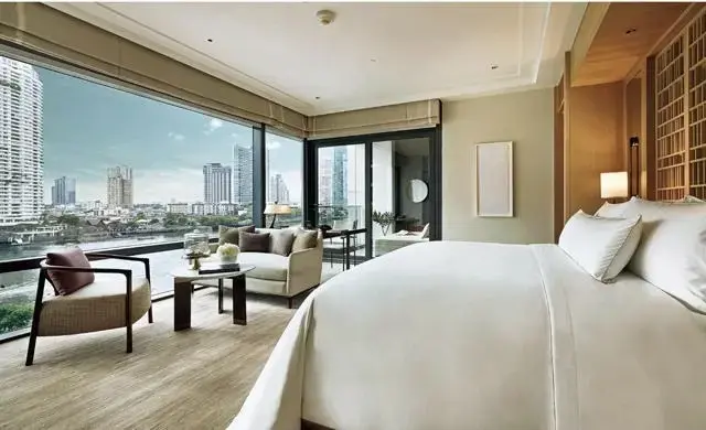 リバーフロント プレミアの客室。メイン棟にある客室にもテラスにデイベッドが備わり、川からの風を楽しめる