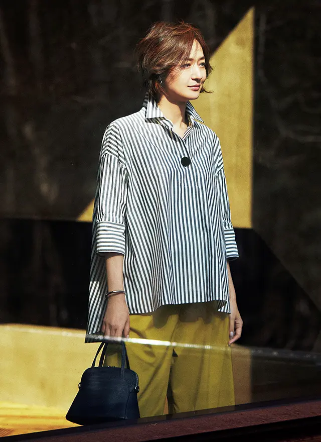 立体的にデザインされたストライプシャツはカラーボトムで新鮮に