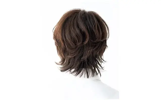 パーマを組み合わせた大人のナチュラルウルフ【50代髪型・ヘアスタイル】