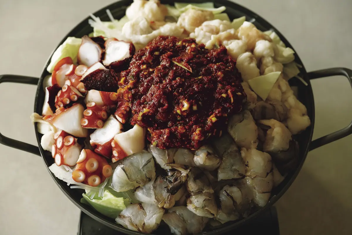 味変も楽しい！ 「ごちそう韓国鍋」３つのレシピ　料理研究家・重信初江さん　ナップコセ　煮込む前の写真